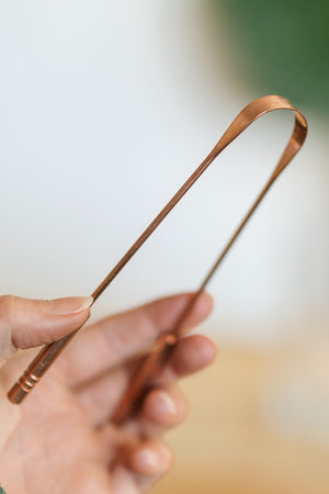 Kopero Raspador de língua de cobre, numa mão, com a borda de trabalho curva à vista
