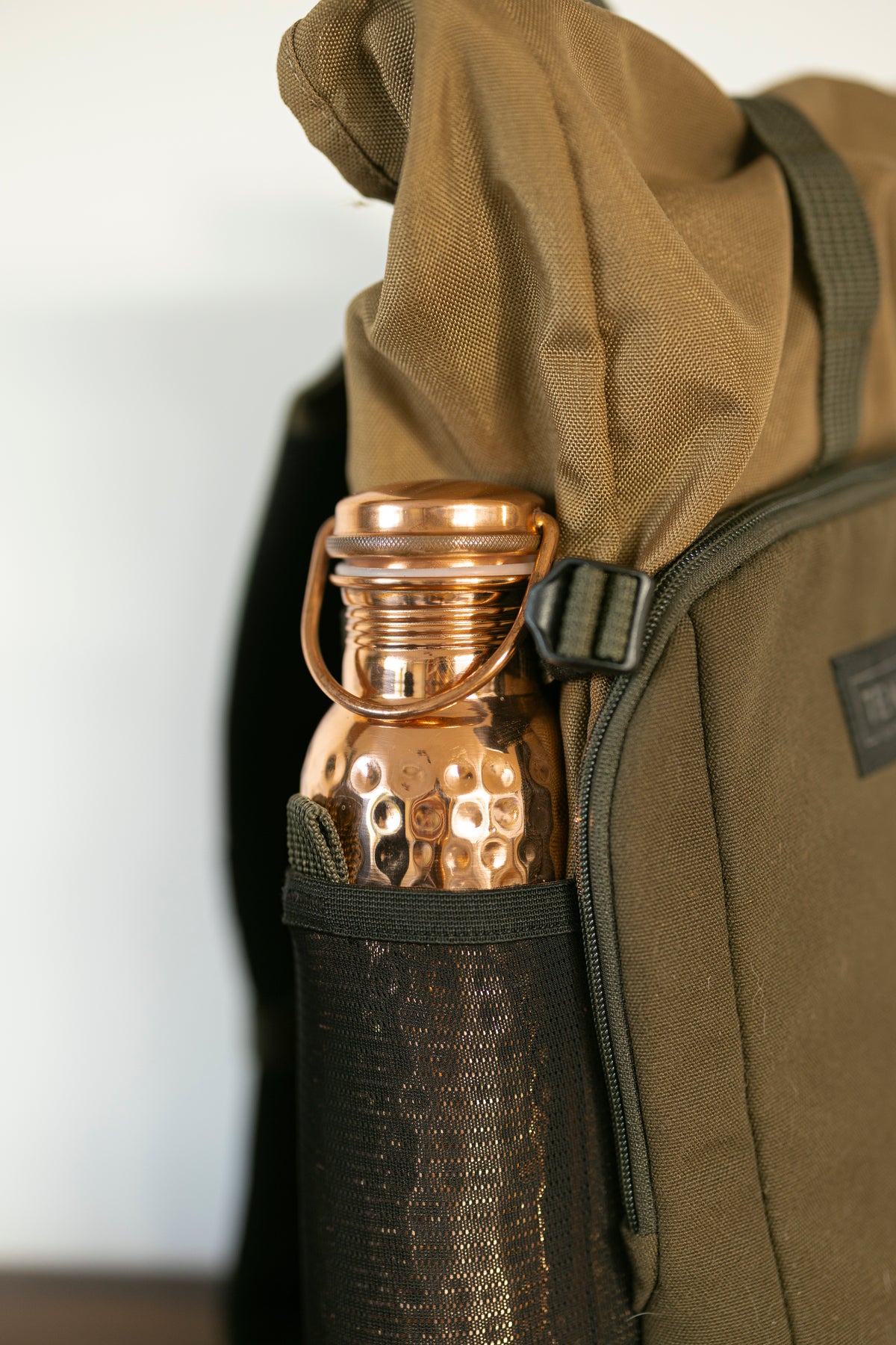Garrafa de água de cobre Kopero Martelada no bolso porta-garrafas de uma mochila
