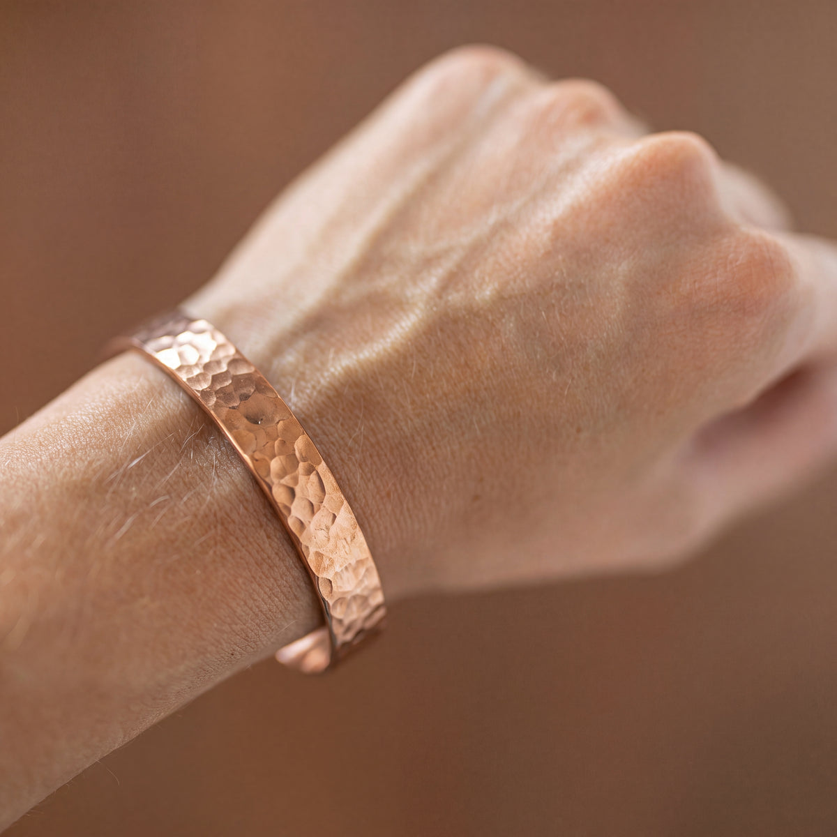 Kopero Premium Pulseira de Cobre Martelada, textura martelada na pulseira de cobre no pulso