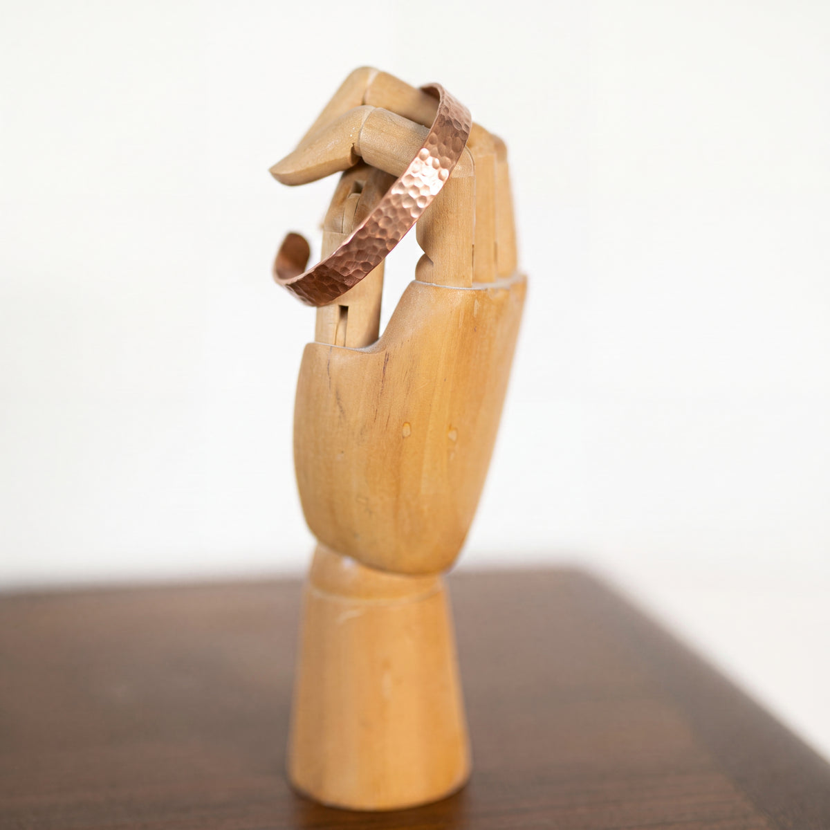 Kopero Premium Pulseira de Cobre Martelada, pulseira plana martelada numa mão de madeira para joias