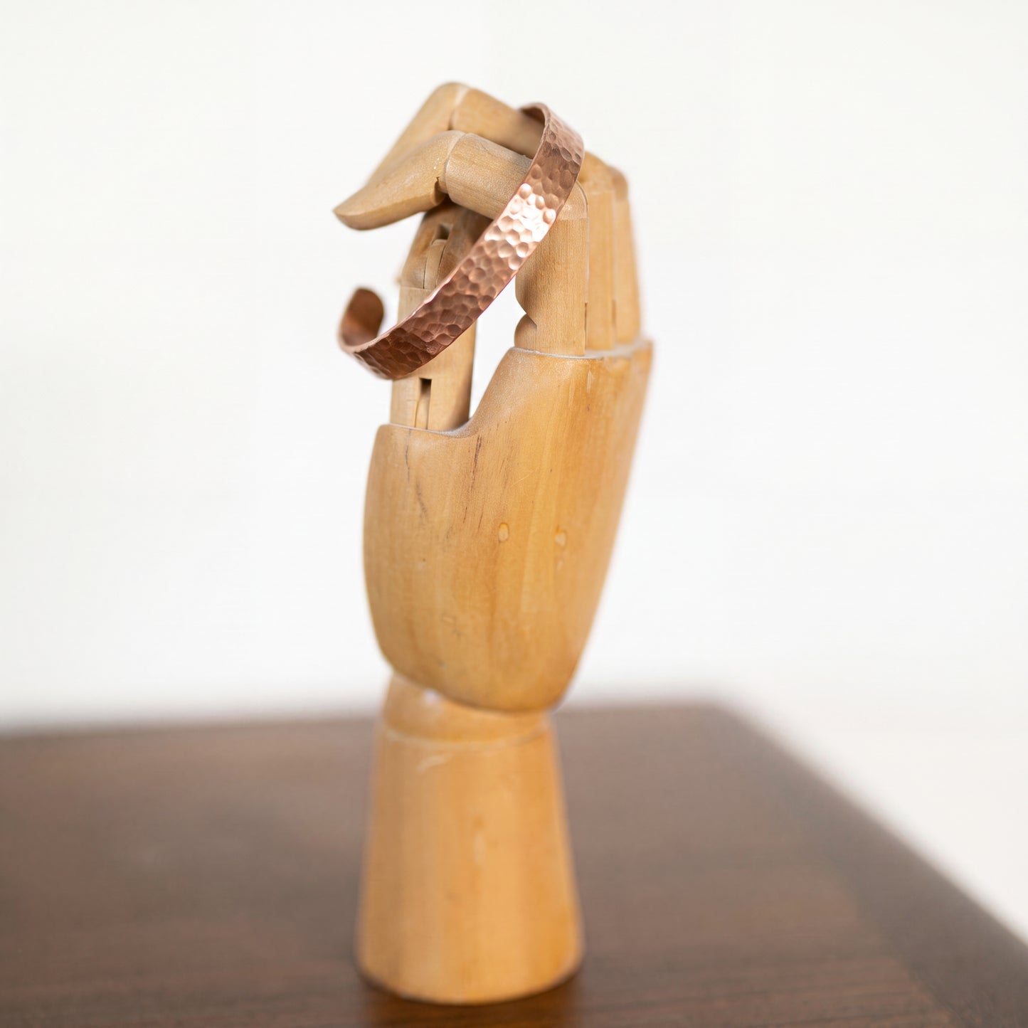 Kopero Premium Pulseira de Cobre Martelada, pulseira plana martelada numa mão de madeira para joias