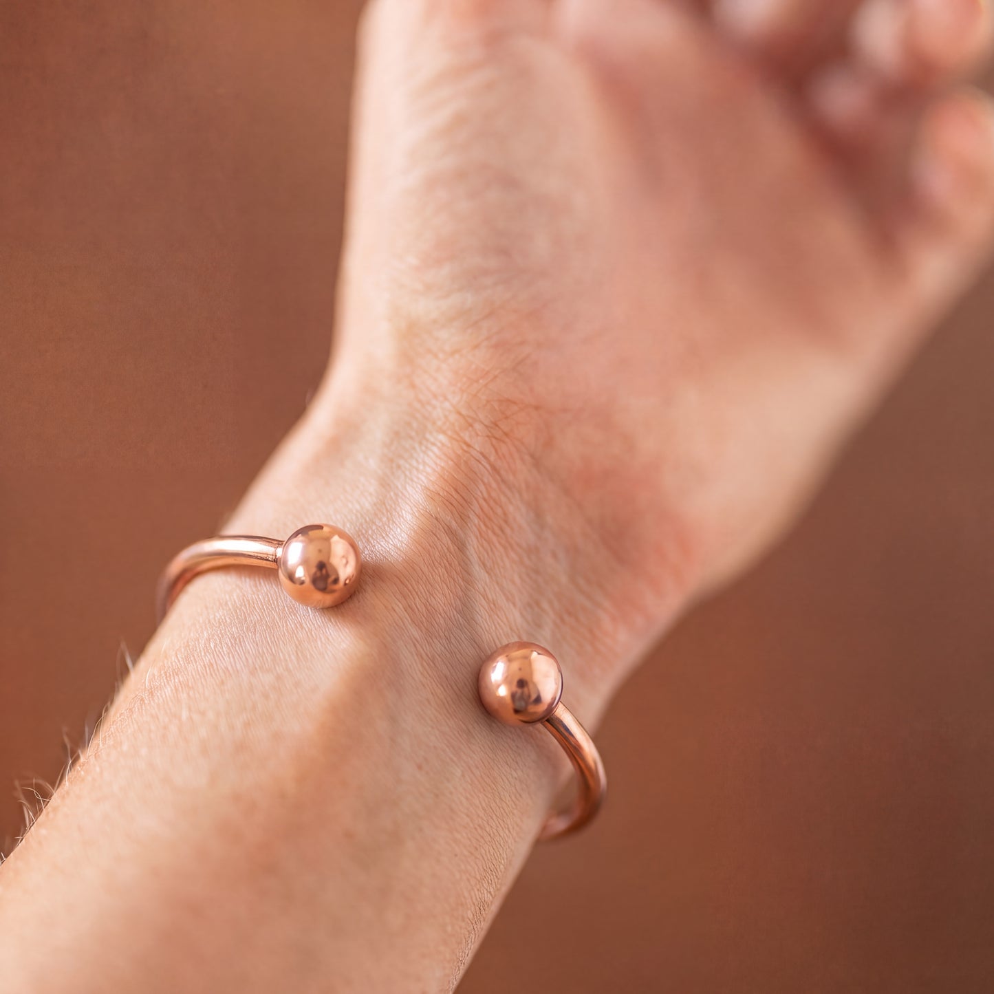 Kopero Premium Pulseira de Cobre Redonda, close-up das extremidades abertas com esferas redondas