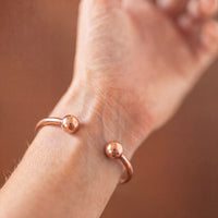 Kopero Premium Pulseira de Cobre Redonda, close-up das extremidades abertas com esferas redondas