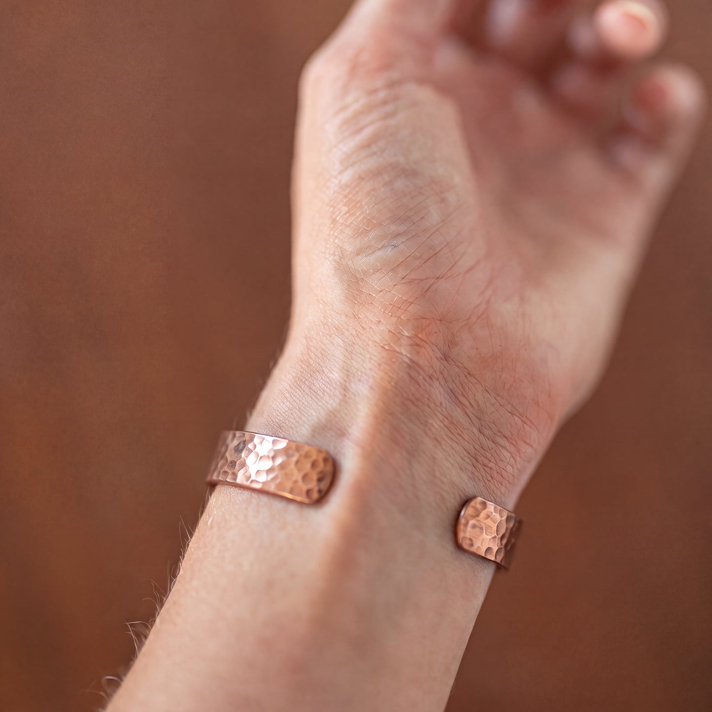 Kopero Premium Pulseira de Cobre Martelada, fotografia de pormenor das extremidades abertas da pulseira martelada