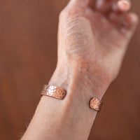 Kopero Premium Pulseira de Cobre Martelada, fotografia de pormenor das extremidades abertas da pulseira martelada